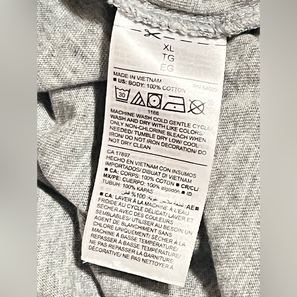 Old Navy Size XL Heather Gray SS Gifting Tee Santa Lost the List Beach Casual - Picture 4 of 10